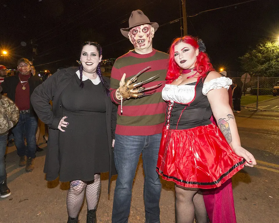 Halloween 2026 Là Ngày Nào? Ý Tưởng Hóa Trang Đơn Giản + Trend Biến Hình Đang Hot 3 Nhóm bạn hóa trang Halloween với phong cách Wednesday, Freddy và Cô bé quàng khăn đỏ