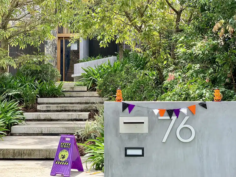 Halloween 2026 Là Ngày Nào? Ý Tưởng Hóa Trang Đơn Giản + Trend Biến Hình Đang Hot 5 Cổng nhà trang trí cờ tam giác và bí ngô đón Halloween đơn giản