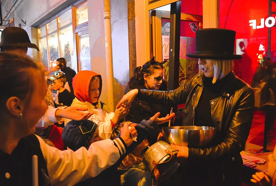 Halloween 2026 Là Ngày Nào? Ý Tưởng Hóa Trang Đơn Giản + Trend Biến Hình Đang Hot 2 Trẻ em hóa trang đi xin kẹo trick or treat trong đêm Halloween